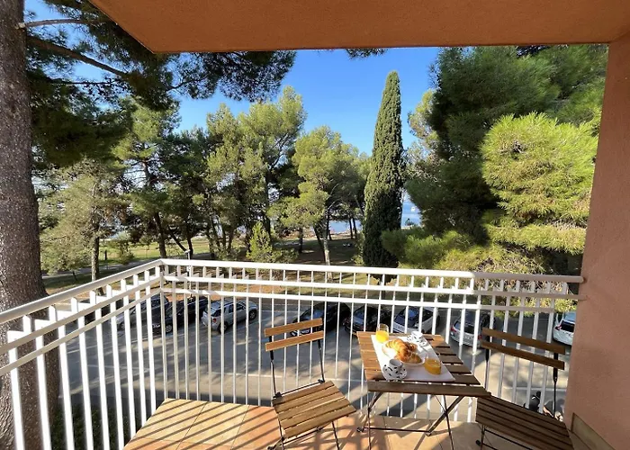 Apartment Kastanija With Balcony And Sea View