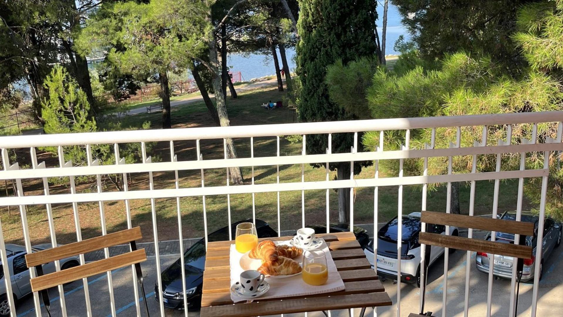 Kastanija With Balcony And Sea View Apartmán Karpinjan